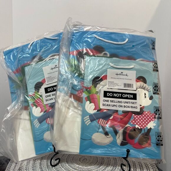 Hallmark Mickey and Minnie Mouse Holiday Gift Bags set of 8 NWT - Picture 3 of 12